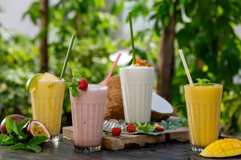 Deelnemer op een smoothiefiets die door trappen de blender aandrijft voor een verse smoothie als activatie op een evenement